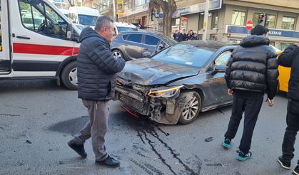 Mithatpaşa–Meşrutiyet caddesi kesişiminde trafik kazası