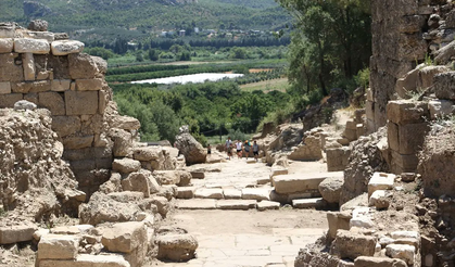Aspendos’un 2 bin yıllık Tiyatro Caddesi gün yüzüne çıktı