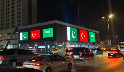 Arabistan'da Mekke Anlaşması'na üç bayraklı kutlama