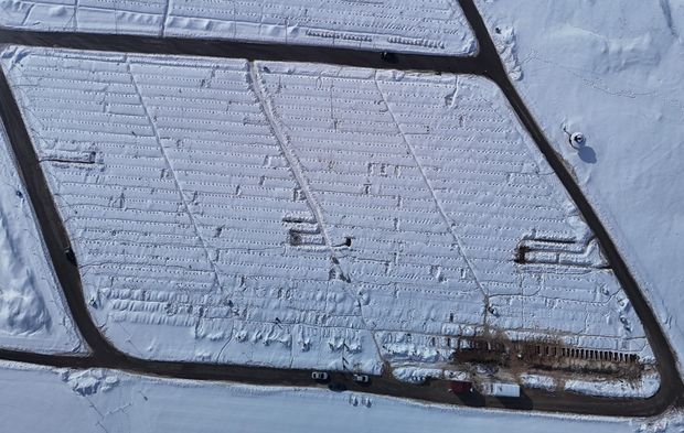 Karla kaplanan mezarda yakınlarının kabirlerini bulmakta zorlandılar