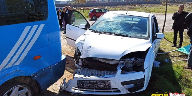 Araba ve minibüs kaza yaptı: 5 yaralı