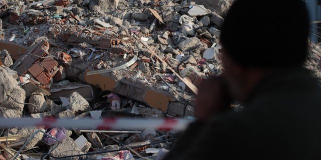 Depremde kaybolan kızını ve eşini arıyor
