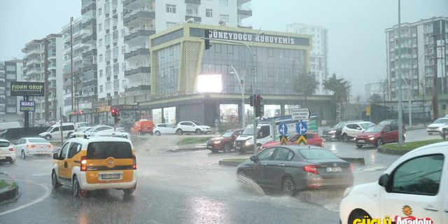 Diyarbakır'da Sağanak Yağış Su Baskınlarına Neden Oldu