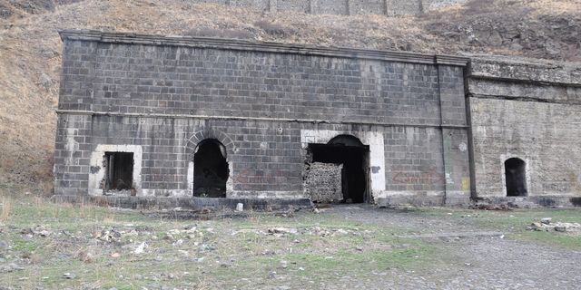 Kars'taki tarihi yapılar için acil eyleme geçilmeli