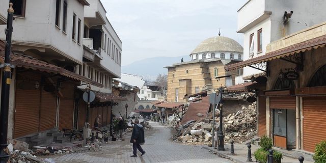 Tarihi çarşı depremde hasar aldı