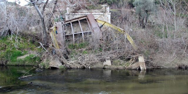 Tarihi demir köprü kaderine terk edildi