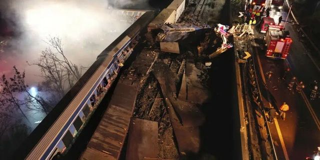 Yunanistan'da iki tren çarpıştı: 32 ölü