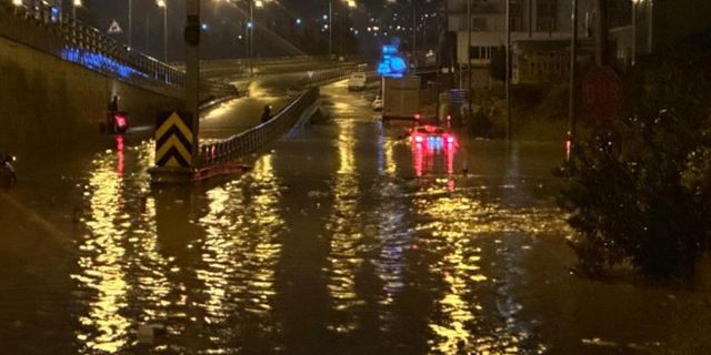 Aydın'da araçlar yağmur sularının içinde kaldı