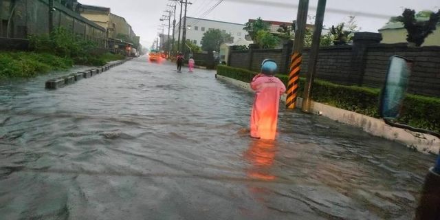 Kuvvetli yağış Tayvan sokaklarını göle dönüştürdü