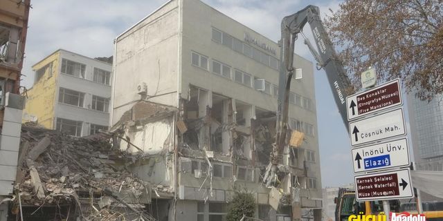 Malatya'da ağır hasarlı binalar yıkılıyor