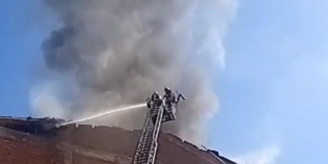 Malatya’da çatı yangınında alevler göğe yükseldi