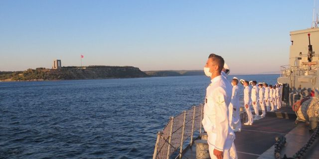 Genç Bahriyeliler, açık deniz eğitimlerinde Çanakkale Şehitler Abidesi'ni selamladı