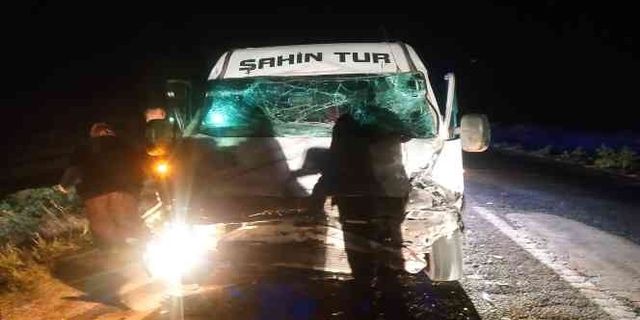 Ankara'da traktör ile servis minibüsü çarpıştı: 7 yaralı