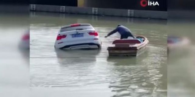 Nehre düşen araçtaki sürücüyü çevredekiler kurtardı