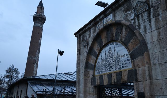 831 yıllık camide bayram namazı kılındı!
