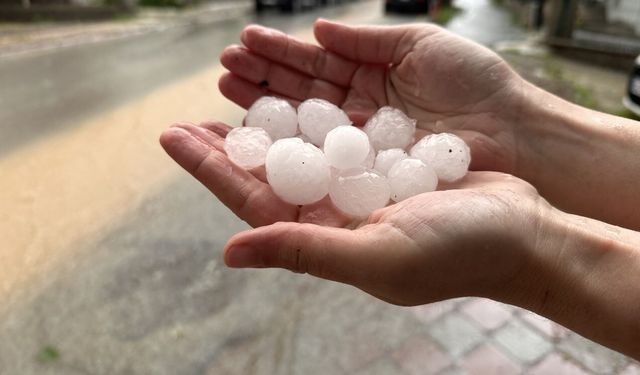 Ankara’da dolu yağışı araç sahiplerini zorladı