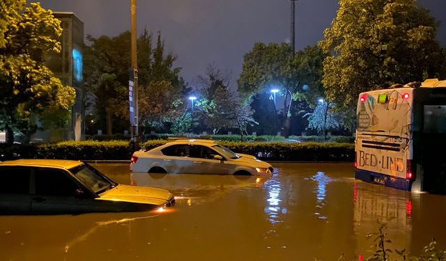 Ankara'da sağanak hayatı felç etti: Araçlar sular altında kaldı