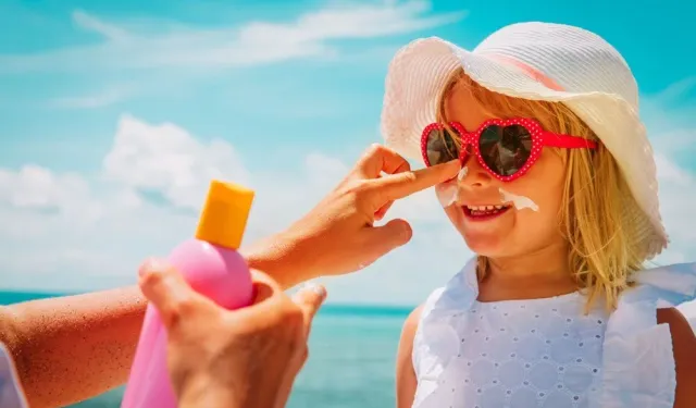 Çocukları yaz güneşinden korumak için üçlü önlem