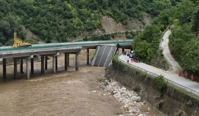 Çin'de köprü çöktü: 12 kişi hayatını kaybetti