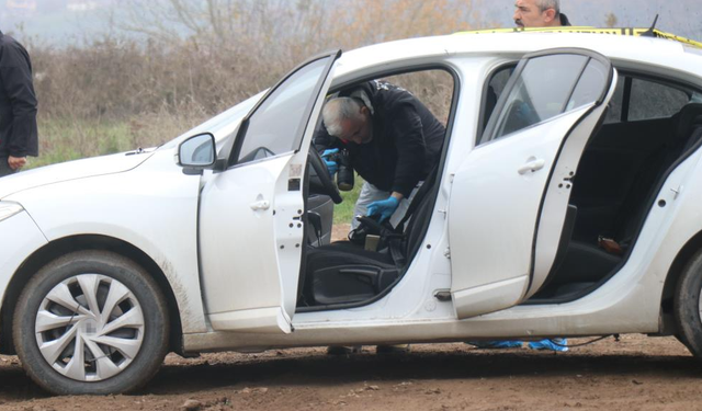 Sakarya'da boş arazideki araçta şüpheli ölüm