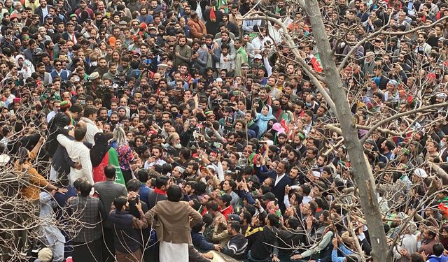 Pakistan'da polis ile göstericiler arasında çatışma: 6 ölü