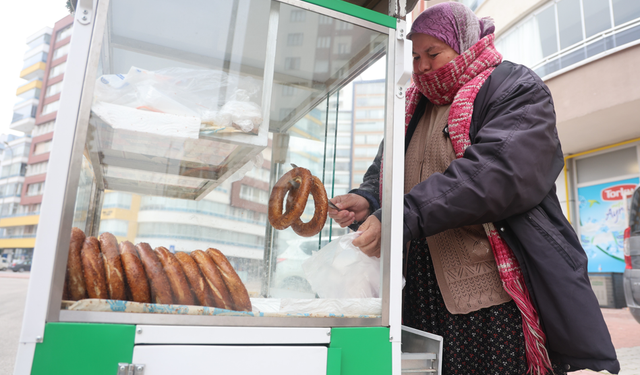 58 yaşındaki simitçi teyzenin duygulandıran geçim mücadelesi