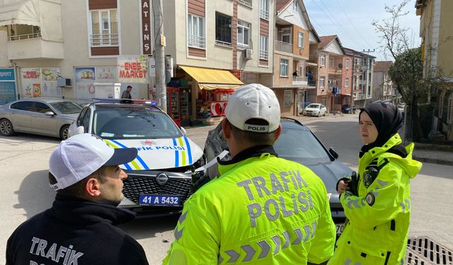 İzmit'teki trafik kazasında polis otosu ve otomobil çarpıştı!