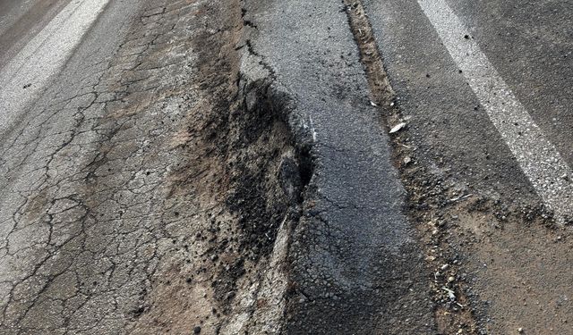 Çöken ve şişen asfalt yol, sürücüleri zor durumda bırakıyor!