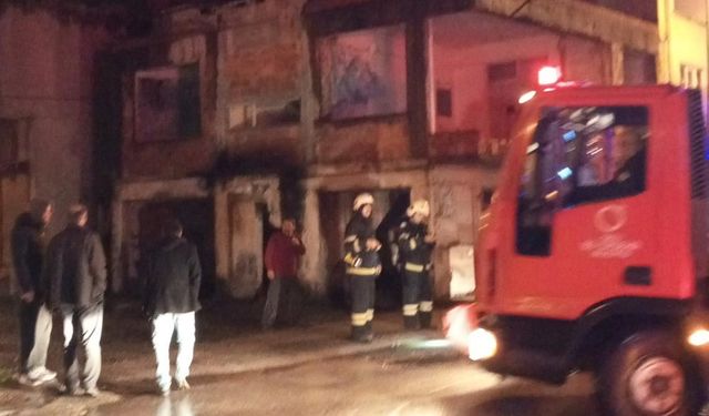 Metruk binada yakılan ateş korku yarattı!
