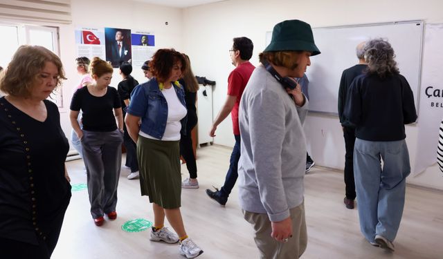 Çankaya'da gönüllü oyuncularla sanatı semtlere taşıyor