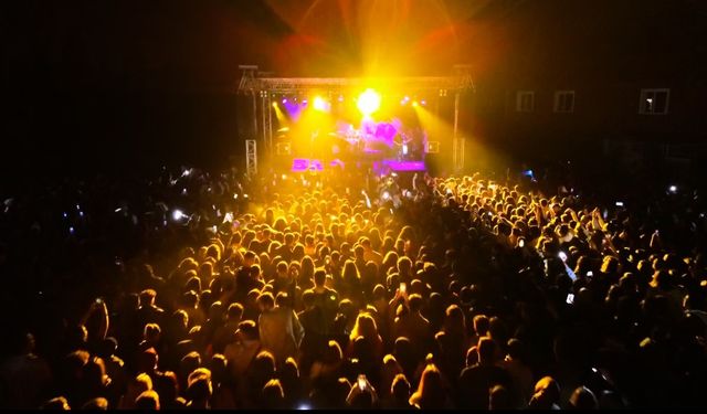 Yağmur engel olmadı: Düzce’de üniversiteliler konserde coştu!