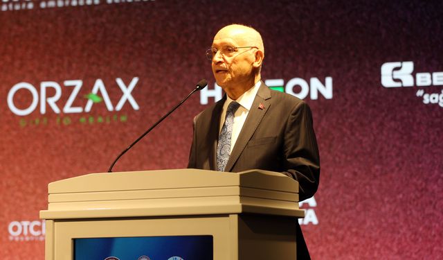 Fethi Yaşar Eczacılık zirvesinde konuştu