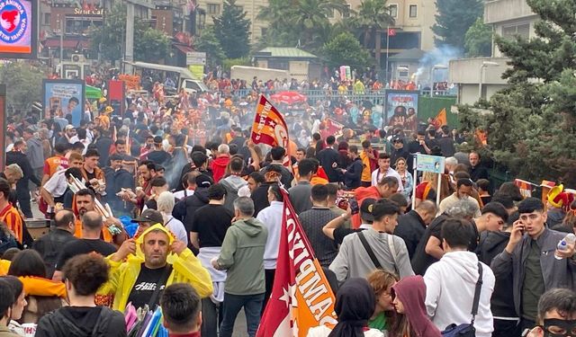 Galatasaraylı taraftarlar Yenikapı'ya akın etti!
