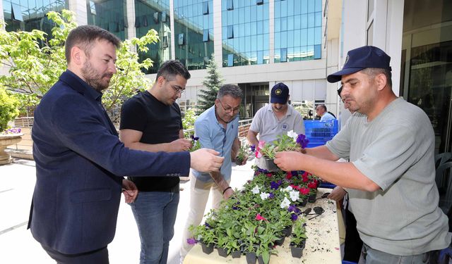 Yenimahalle’de vergi ödeyene çiçek hediyesi