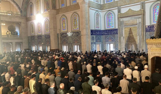 Ankaralılar bayram namazında camileri doldurdu
