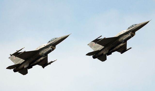 ABD’de F-16 düştü: Pilot fırlatma koltuğuyla kurtuldu
