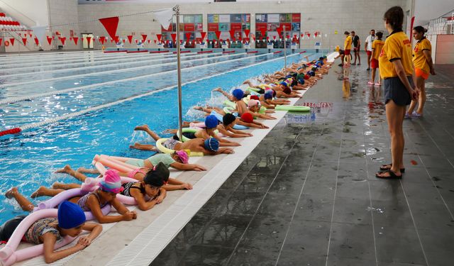 Adana’da çocuklar kanallar yerine havuzlarda yüzmeyi öğreniyor