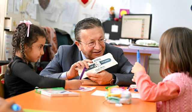Başkan Tiryaki, Altındağlı minik öğrencilere sürpriz yaptı