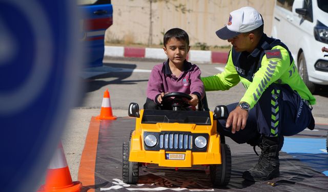 Bayburt’ta öğrencilere trafik güvenliği eğitimi verildi!