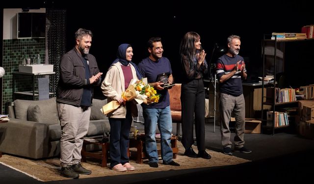 Halil Babür’ün “Linçler ve Dudaklar” oyunu Etimesgut’ta sahne aldı