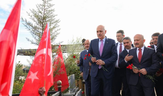 Kurtulmuş, deprem şehitlerinin mezarını ziyaret etti
