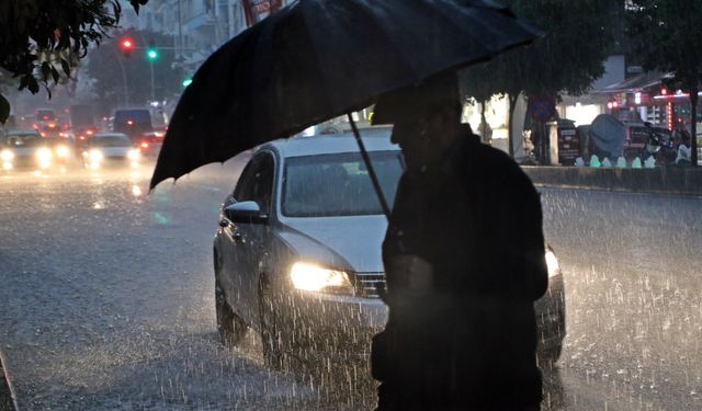 Antalya’da sağanak yağış zor anlar yaşattı