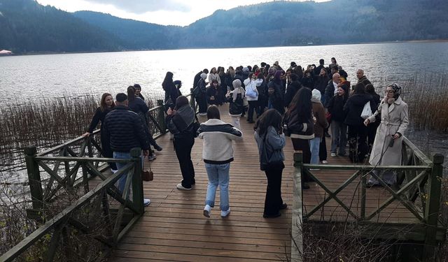 Abant gölü hafta sonunda ziyaretçi akınına uğradı