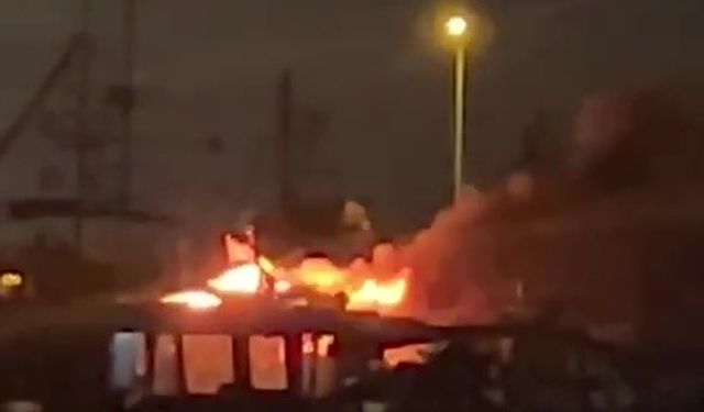 Balıkçı barınağında yıldırım düştü, 3 tekne kül oldu