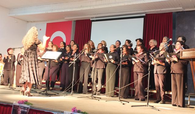 Burhaniye’de kadın korosundan anlamlı konser