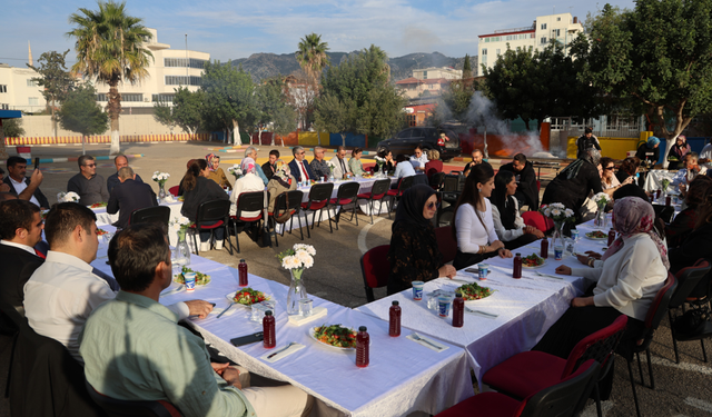 Adana'da Öğretmenler Günü davul zurnayla kutlandı