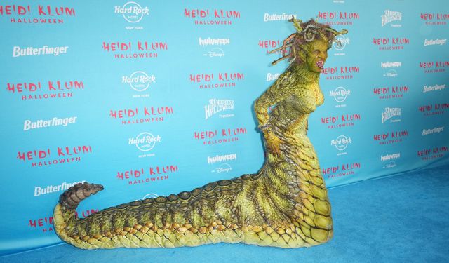 Heidi Klum, Halloween partisinde Medusa kostümüyle dikkatleri üzerine çekti