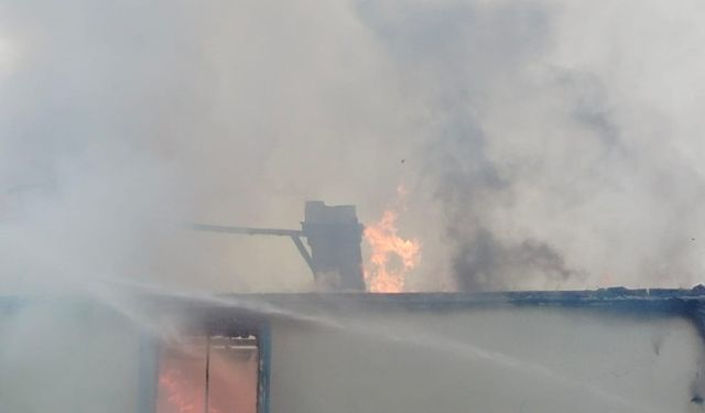 Çorum Osmancık’ta iki katlı evde yangın