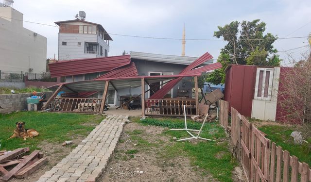 Fırtınanın uçurduğu çatı paniğe yol açtı