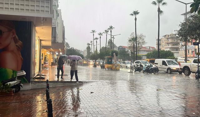 Alanya’da sağanak yağış ve dolu şehri etkisi altına aldı